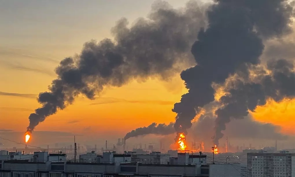 Khói bốc lên từ nhà máy lọc dầu tại Moskva, Nga sau vụ tập kích ngày 20/9. Ảnh: Reuters