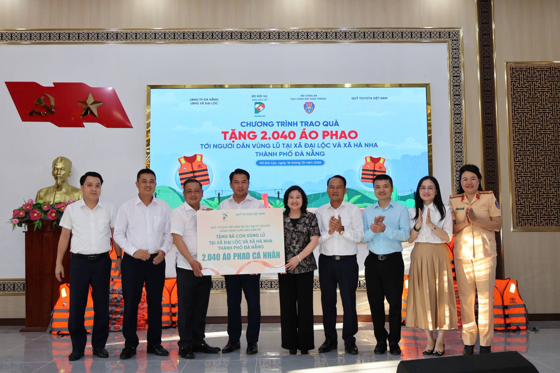Quỹ Toyota Việt Nam đồng hành cùng chương trình trao tặng 2.040 áo phao cứu sinh tại Đà Nẵng - Ảnh 1
