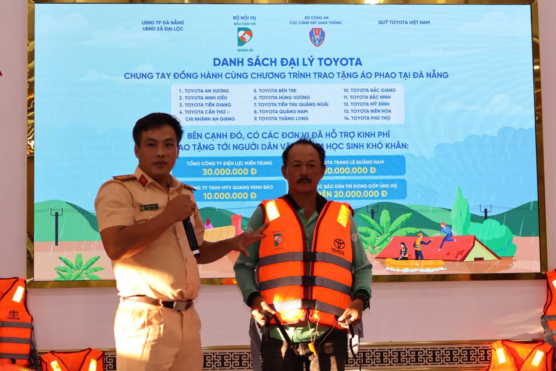 Quỹ Toyota Việt Nam đồng hành cùng chương trình trao tặng 2.040 áo phao cứu sinh tại Đà Nẵng - Ảnh 5