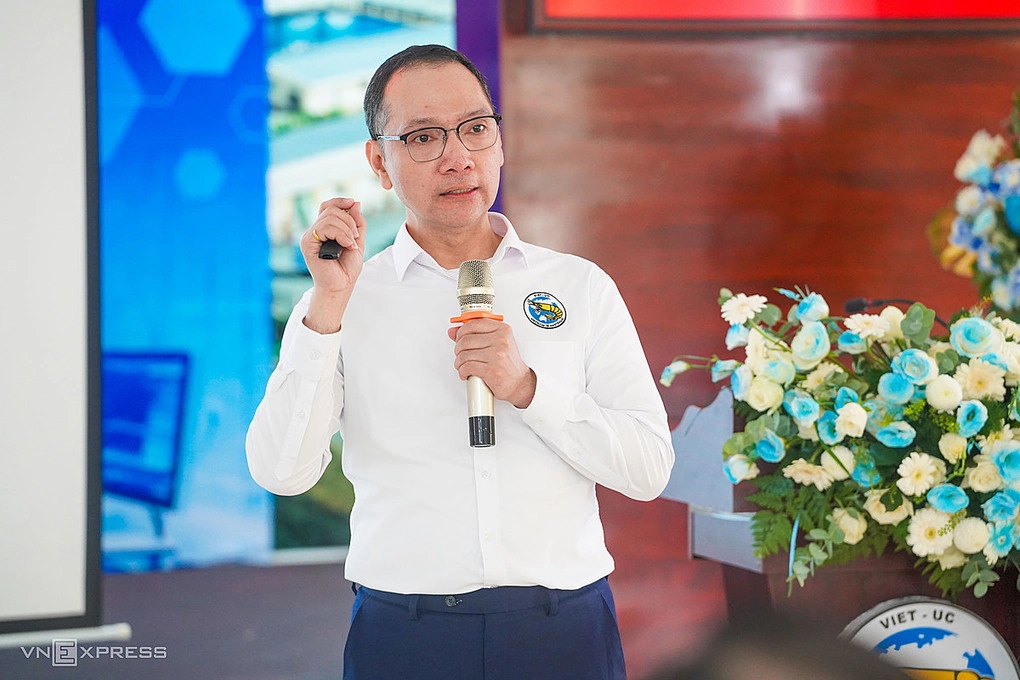 TS Lữ Đức Bryce, Phó Tổng Giám đốc phụ trách Hệ gen và Di truyền Tập đoàn Thủy sản Việt-Úc trình bày tham luận. Ảnh: Bùi Toàn