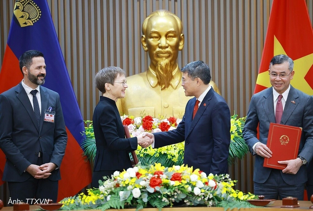 Thủ tướng Lê Minh Hưng và Thủ tướng Liechtenstein Brigitte Haas hội đàm ngày 18/10. Ảnh: TTXVN