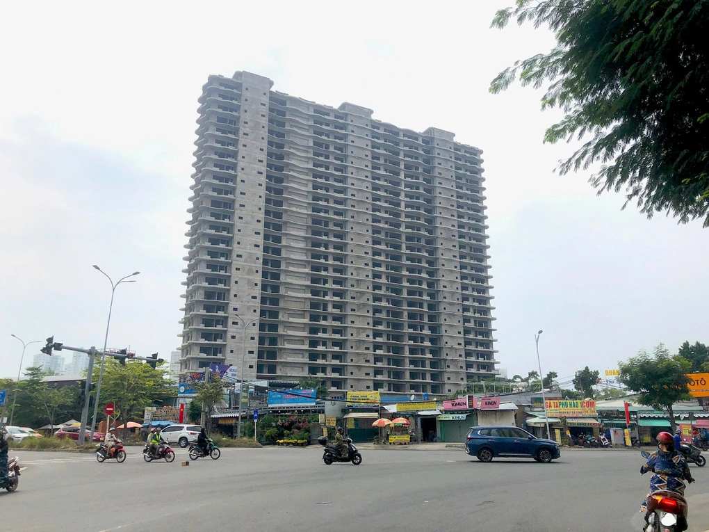 Một dự án bất động sản cao cấp đóng băng xây dựng dở dang từ năm 2021 đến nay. Ảnh: Quang Huy