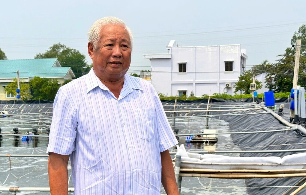 Ông Tăng Văn Xúa kiểm tra tôm nuôi tại trang trại của mình. Ảnh: An Minh