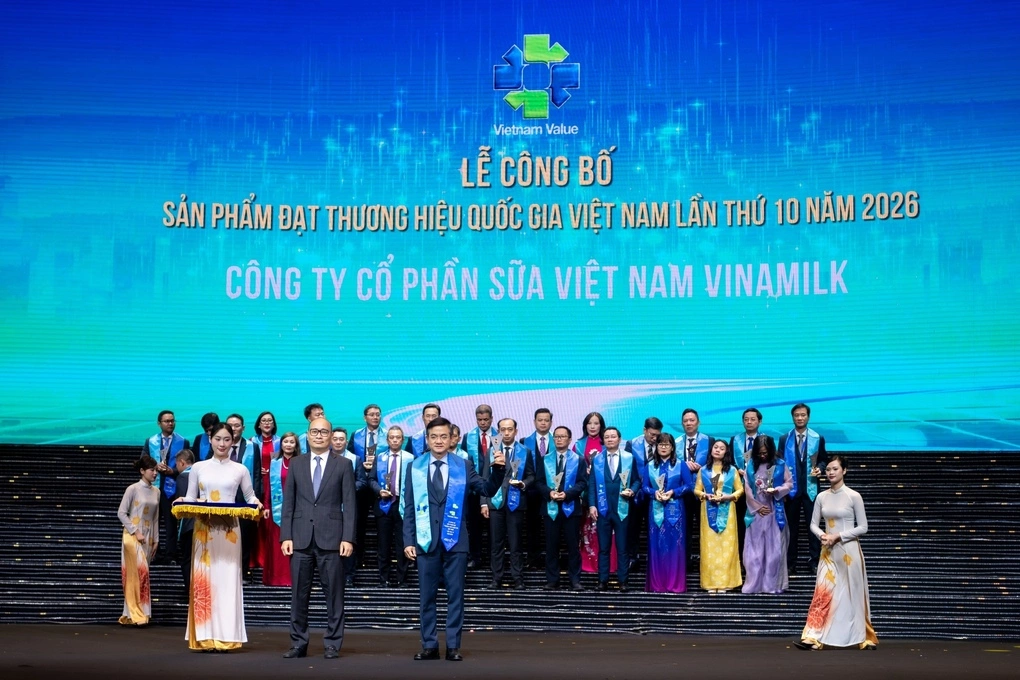 Ông Nguyễn Quang Trí, Giám đốc điều hành Marketing Vinamilk, nhận biểu trưng Thương hiệu Quốc gia Việt Nam lần thứ 10 năm 2026. Ảnh: Minh Anh