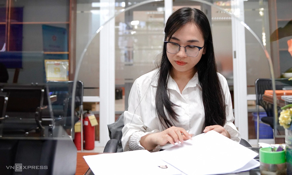 Công chức làm việc tại bộ phận một cửa, Trung tâm Hành chính TP Đà Nẵng, tháng 3/2025. Ảnh: Nguyễn Đông