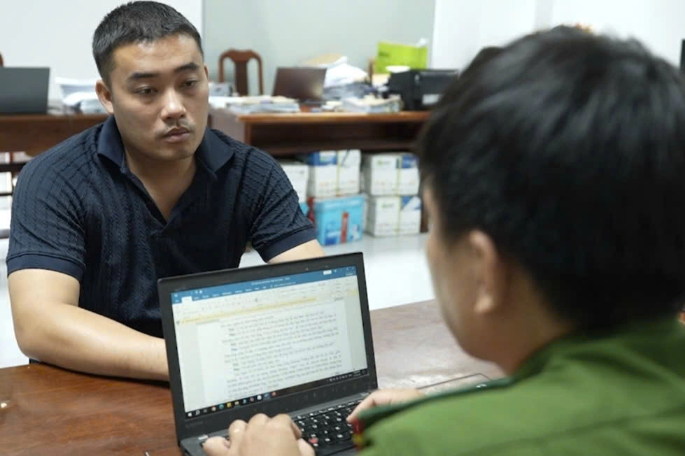 Một bị can trong nhóm tại cơ quan điều tra. Ảnh: Công an TP HCM