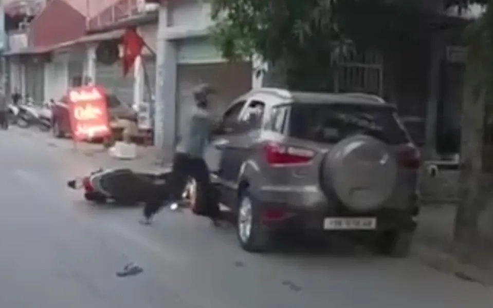 Hình ảnh lúc gây án được người dân ghi lại. Ảnh: Cắt từ video