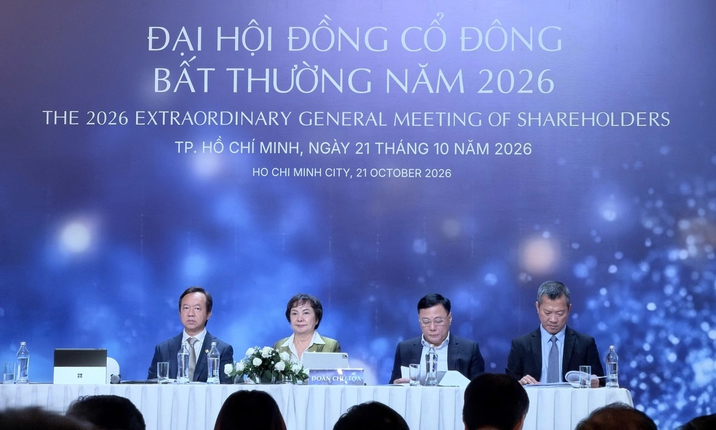 CEO Phan Quốc Công (ngoài cùng bên trái) và Chủ tịch Cao Thị Ngọc Dung (người thứ hai từ bên trái) chủ trì phiên họp bất thường sáng 21/10. Ảnh: Tất Đạt