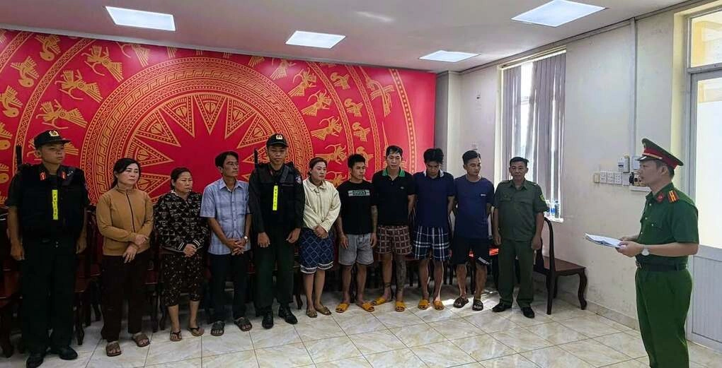 Nhóm buôn bán chế biến thịt bẩn ra thị trường. Ảnh: Thái Hà