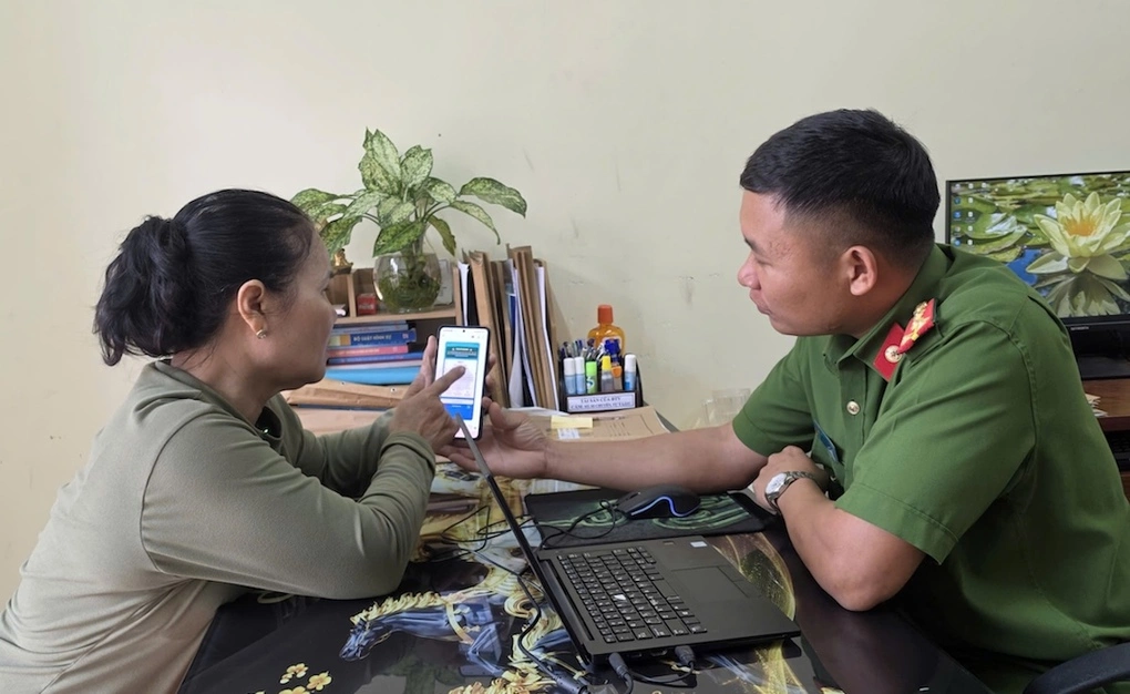 Người phụ nữ trình báo vụ việc với công an. Ảnh: Ngọc Oanh
