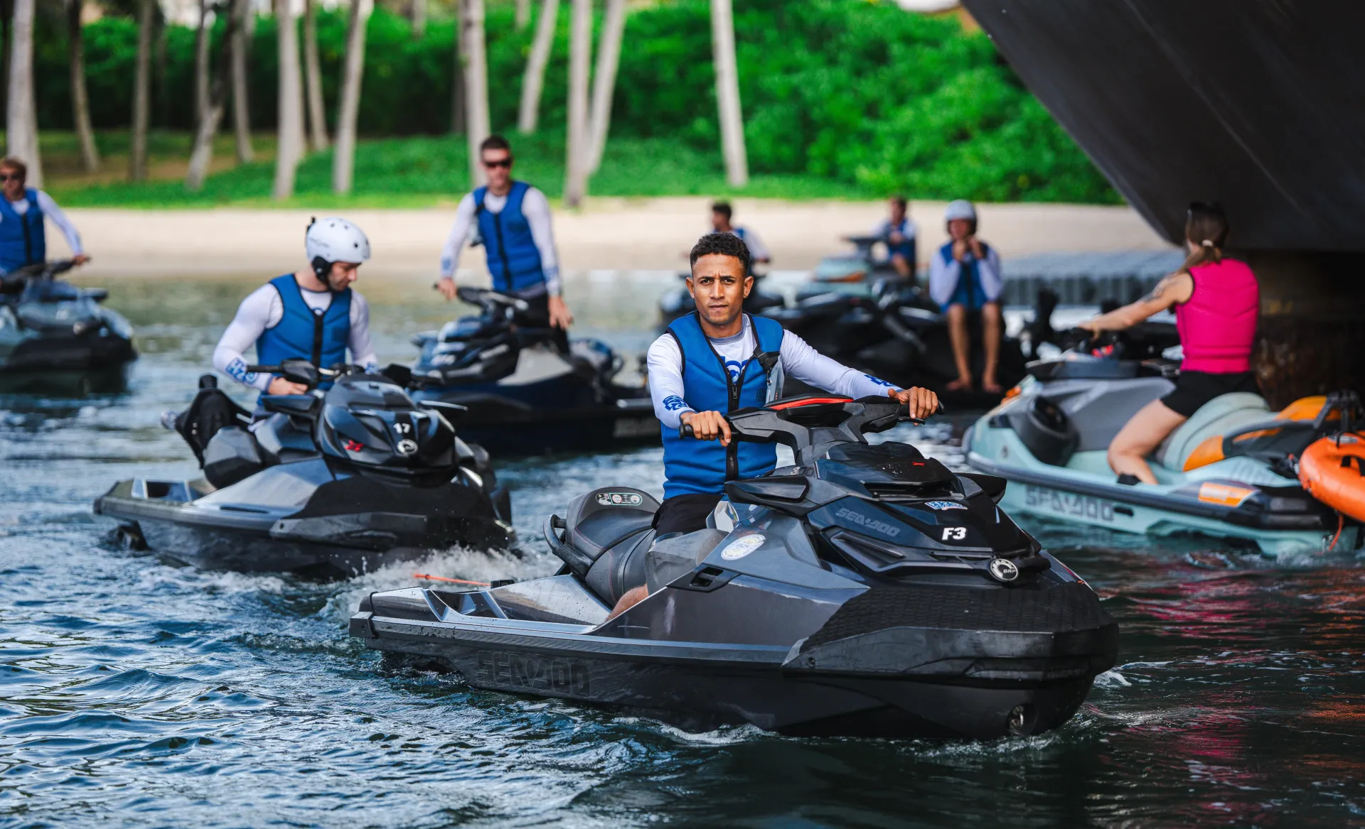 14 chiếc Jetski đã được tập hợp tại Sunset Town để chuẩn bị cho mùa mới của Symphony of the Sea. symphony-of-the-sea-3-1728