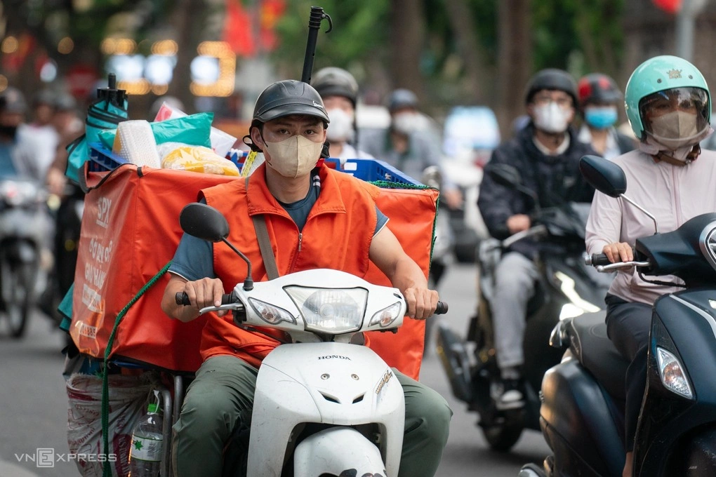 Tài xế giao hàng tại Hà Nội vào tháng 5/2026. Ảnh: Hoàng Giang