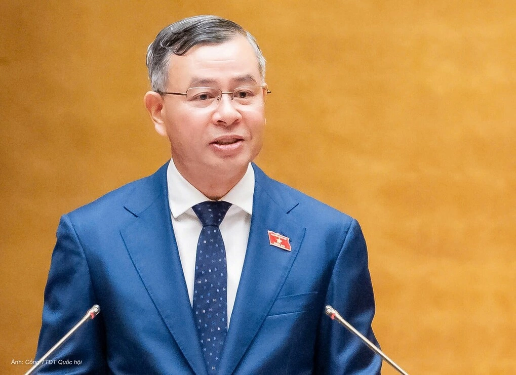 Bộ trưởng Tài chính Ngô Văn Tuấn trình dự thảo luật trước Quốc hội sáng 23/10. Ảnh: Cổng thông tin điện tử Quốc hội
