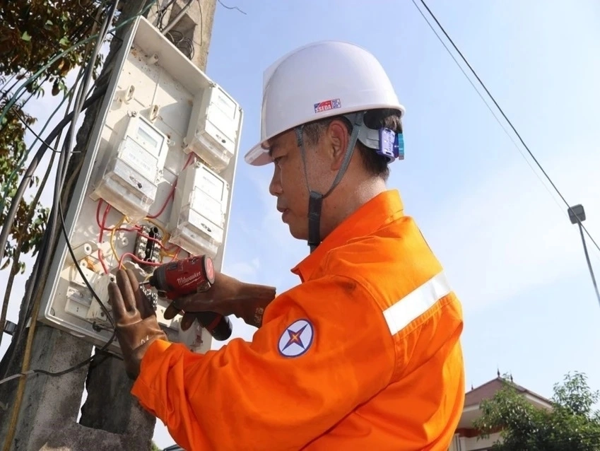 Nhân viên điện lực kiểm tra thiết bị. Ảnh: Ngọc Thành