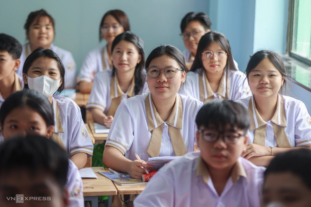 Học sinh, giáo viên trường TH-THCS-THPT Lê Thị Riêng, phường Thới An, tháng 9/2026. Ảnh: Quỳnh Trần