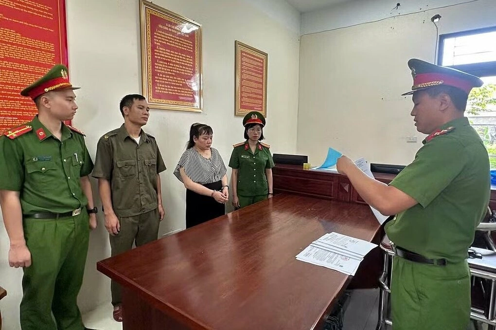 Công an tống đạt lệnh với bị can Hoàng Thị Linh. Ảnh: Công an cung cấp