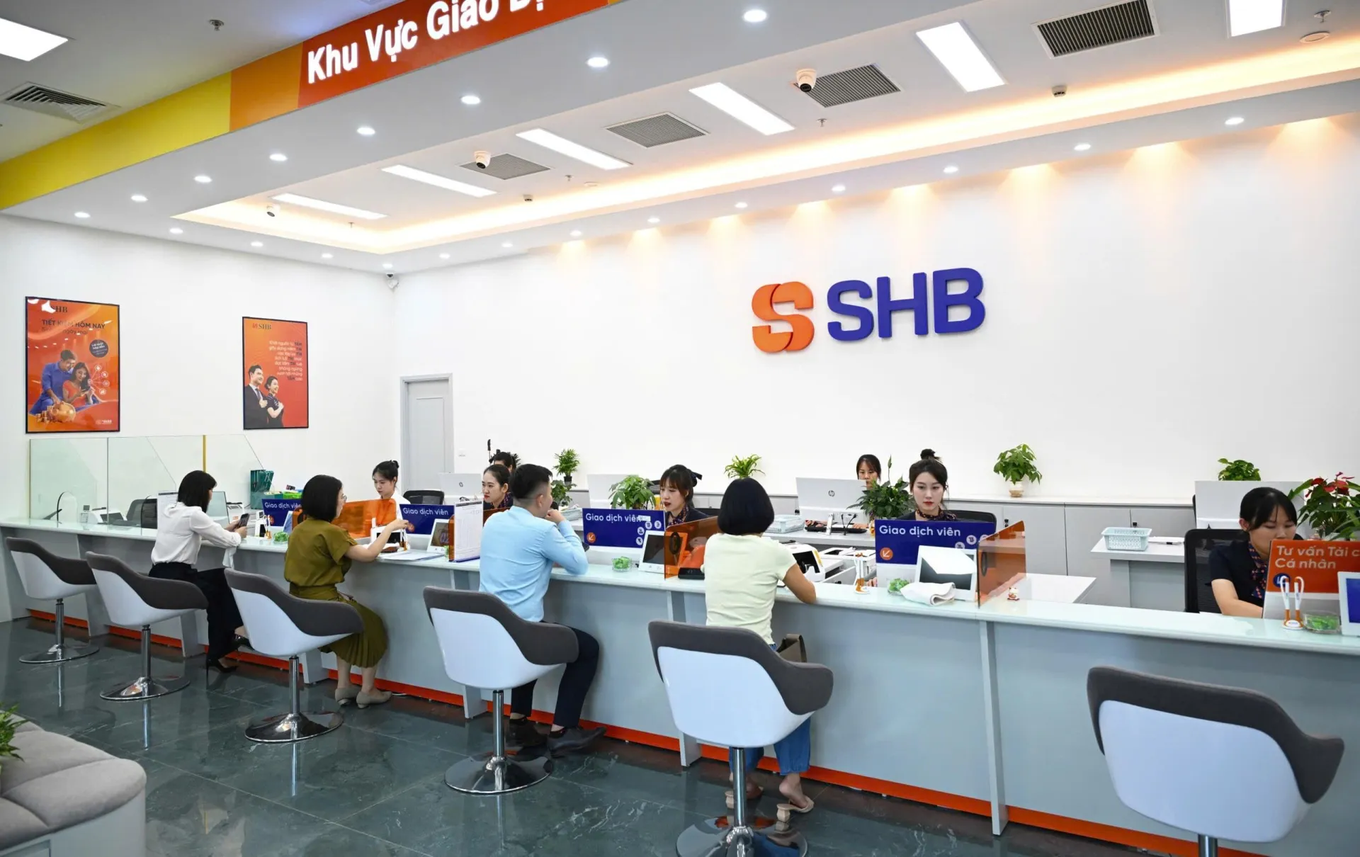 Việc liên tiếp được trao tặng các giải thưởng uy tín trong nước và quốc tế là minh chứng cho sự ghi nhận toàn diện đối với SHB. anh-2-19-1750