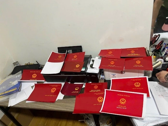 Hơn 1.500 văn bằng, chứng chỉ giả đã được bán ra thị trường. Ảnh: Công an cung cấp