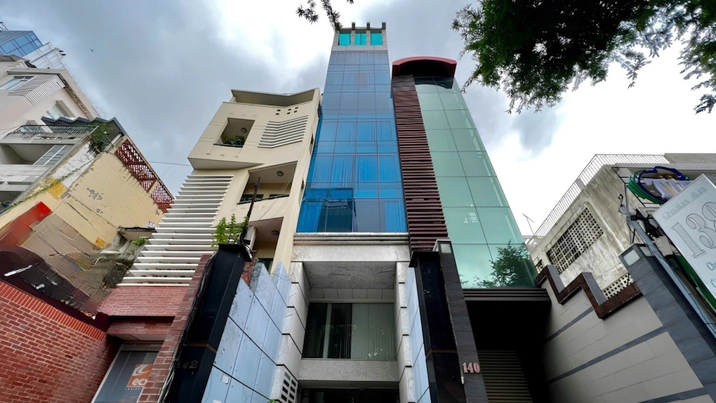 Nhà đất tại số 142 Võ Văn Tần (tòa nhà kính màu xanh dương), phường Xuân Hoà của bà Trương Mỹ Lan vừa đấu giá bất thành. Ảnh: Minh Long