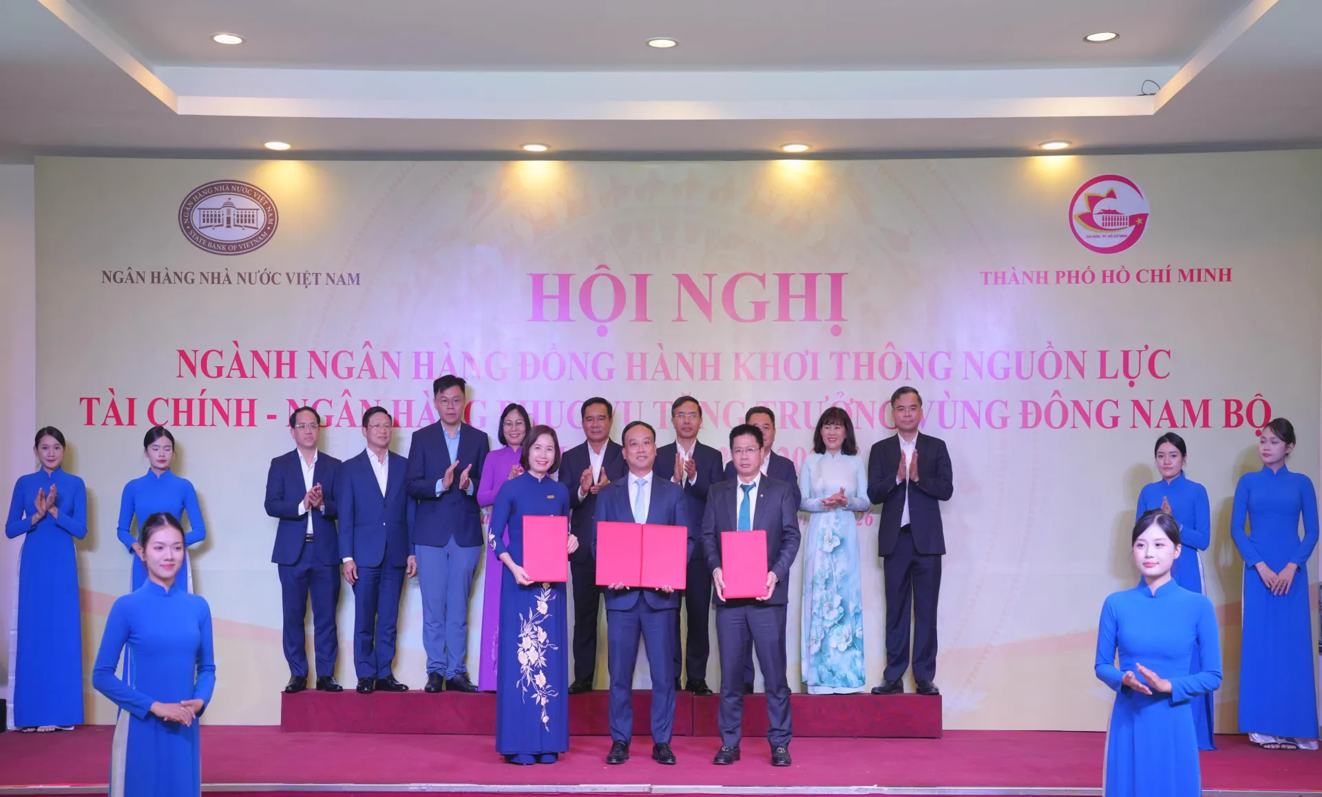 anh-tap-the-hoi-nghi-1