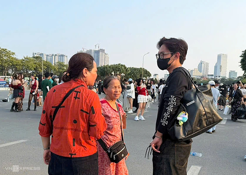 Phe vé giao dịch với một khán giả. Ảnh: Thanh Thanh