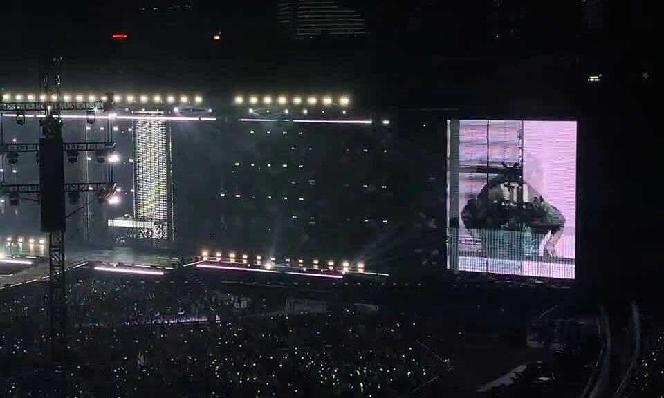 BigBang quỳ gối cảm ơn khán giả 