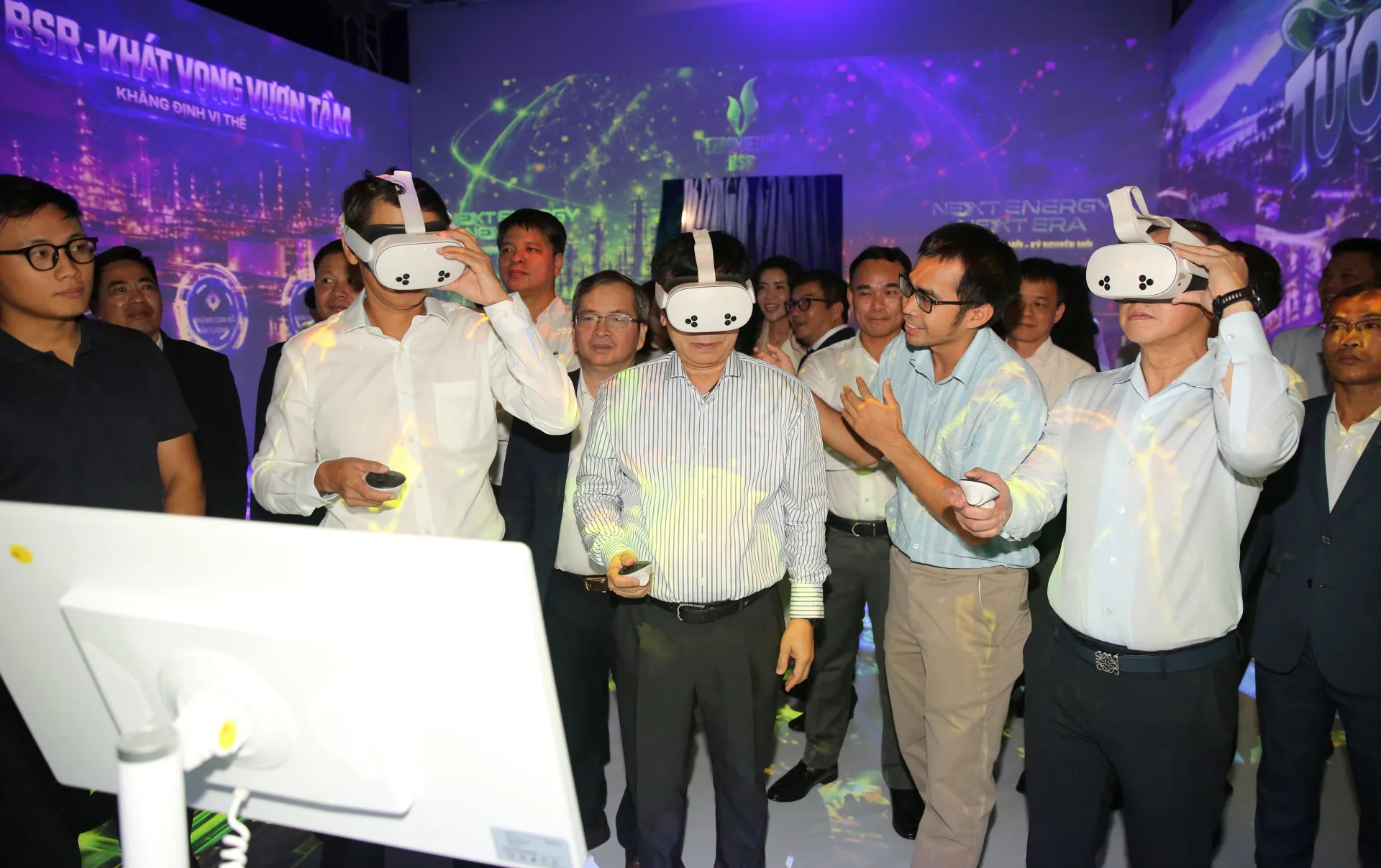 Lãnh đạo PETROVIETNAM trải nghiệm không gian công nghệ ảo trình bày công nghệ tiên tiến về sản xuất kinh doanh, những thành tựu, quan hệ đối tác khách hàng của BSR. anh-68-1814