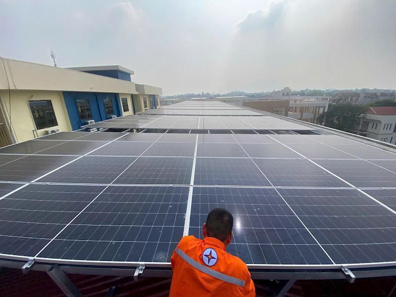 Điện mặt trời mái nhà trường học: Từ nguồn năng lượng sạch đến bài học chuyển đổi xanh - Ảnh 1