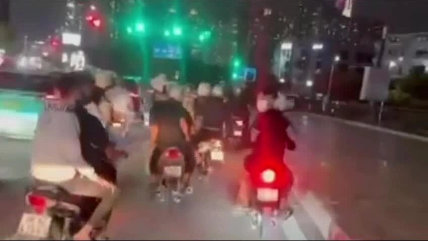 Nhóm thiếu niên ép xe, chém người ở TP HCM
