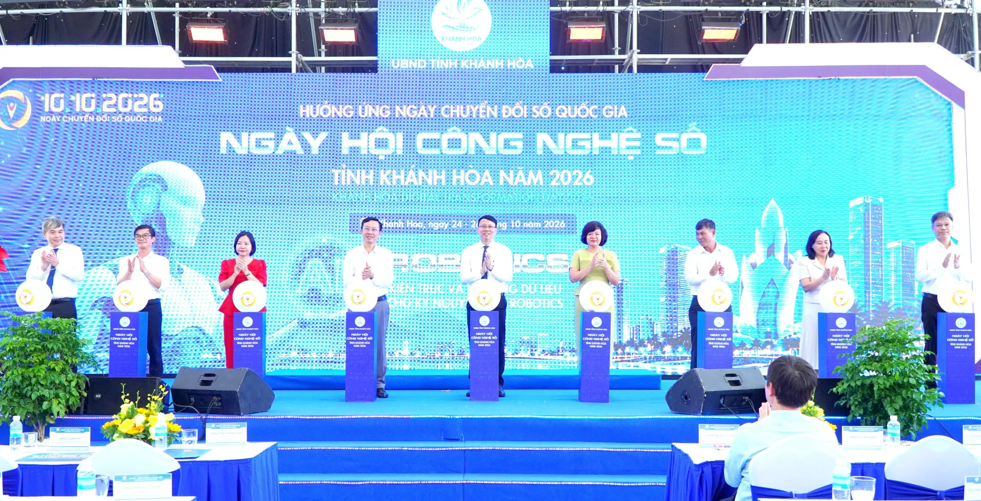 cac-vi-dai-bieu-lanh-dao-cung-thuc-hien-nghi-thuc-bam-nut-khai-mac-ngay-hoi-cong-nghe-so-nam-2026