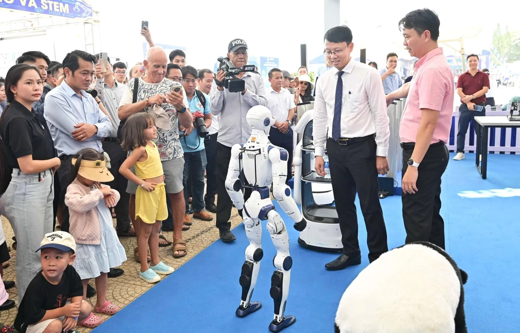 dong-chi-nguyen-thanh-ha-pct-tinh-khanh-hoa-tham-quan-mo-hinh-robot-tai-ngay-hoi-1359