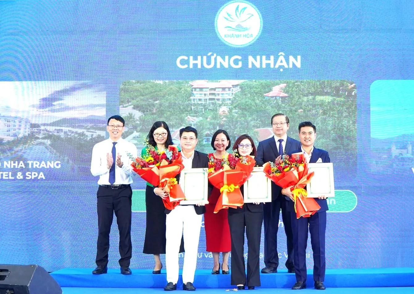 lanh-dao-tinh-lanh-dao-so-van-hoa-the-thao-va-du-lich-tinh-khanh-hoa-trao-chung-nhan-nhan-du-lich-xanh-cho-cac-doanh-nghiep-1406