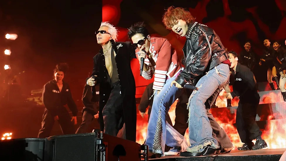 3 thành viên của nhóm BigBang biểu diễn tại lễ hội âm nhạc Coachella tại Mỹ, tháng 4/2026. Ảnh: Complex