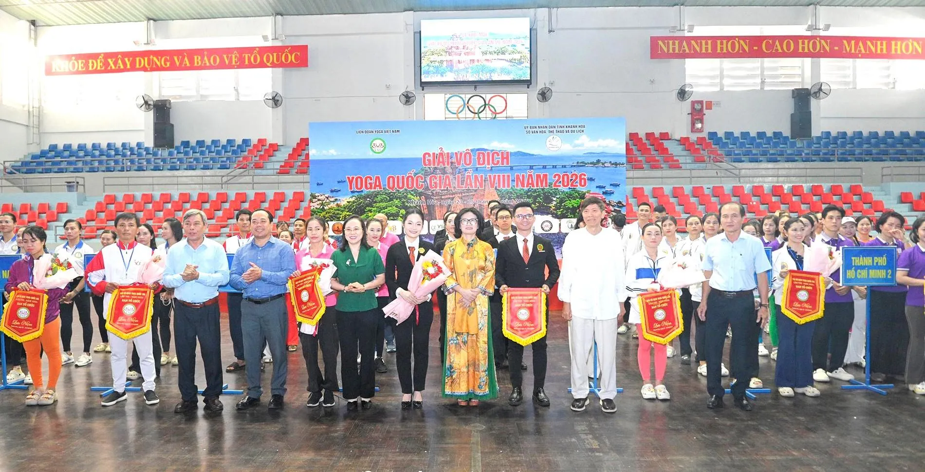 Lãnh đạo các đơn vị, ban tổ chức tặng hoa và cờ lưu niệm cho các đoàn vận động viên tham gia giải. lanh-dao-cac-don-vi-ban-to-chuc-tang-hoa-va-co-luu-niem-cho-cac-doan-van-dong-vien-tham-gia-giai-2159