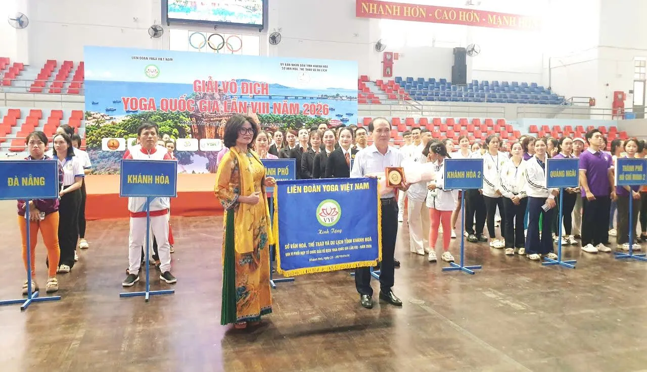 Đại diện lãnh đạo Liên đoàn Yoga Việt Nam trao cờ và kỷ niệm chương cho đơn vị đăng cai yoga2-2159