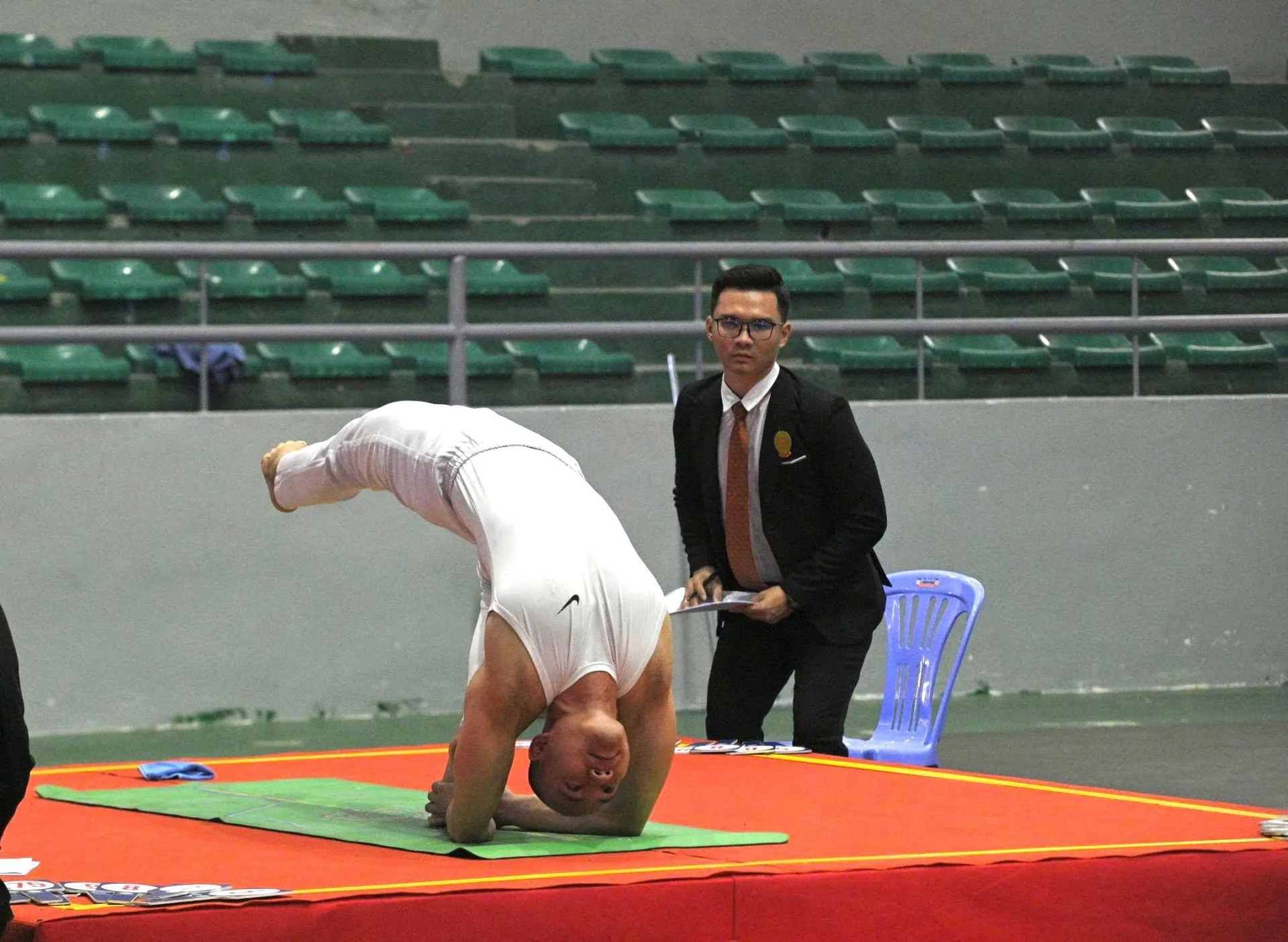 Biểu diễn của VĐV nam yoga5-2203