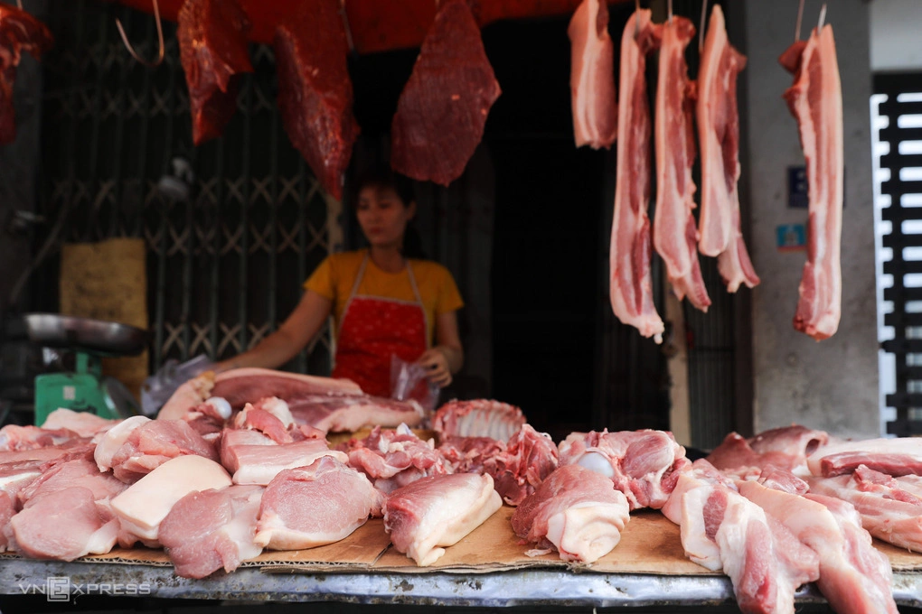 Người dân mua thịt heo ở khu chợ tại phường Phước Long B (TP HCM). Ảnh: Quỳnh Trần