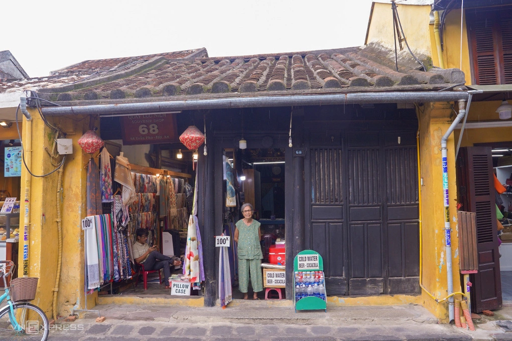 Cụ Ngô Thị Gần, 87 tuổi, là một trong số những người Hội An sống trong ngồi nhà cha mẹ để lại ở số 68 Trần Phú, gặp khó khi tự kinh doanh, trong khi căn nhà ngày một xuống cấp. Có buổi sáng không bán được một bao thuốc, cụ nói. Ảnh: Nguyễn Đông