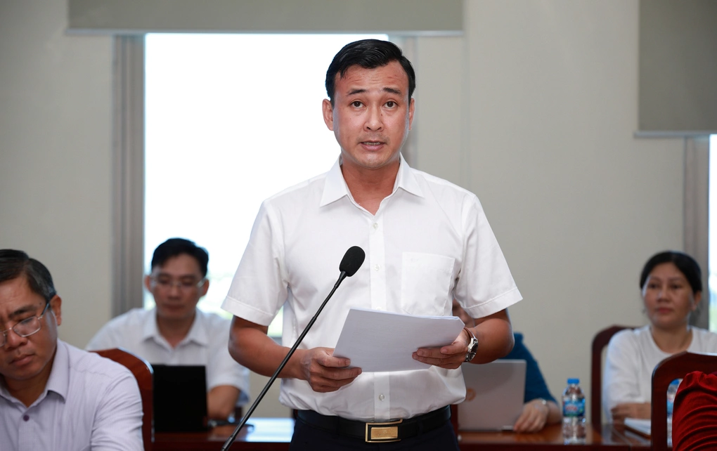 Ông Nguyễn Phi Đa, Chánh văn phòng UBND tỉnh Đồng Tháp thông tin tại họp báo. Ảnh: Hoàng Nam