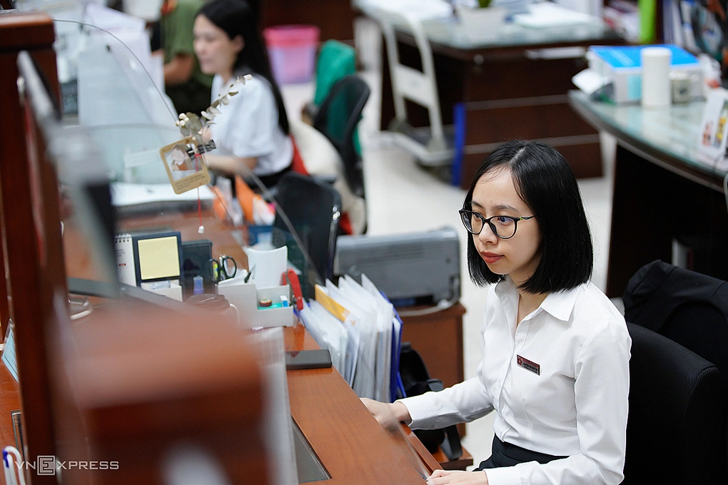 Công chức làm việc tại bộ phận một cửa, Trung tâm Hành chính TP Đà Nẵng, tháng 3/2025. Ảnh: Nguyễn Đông