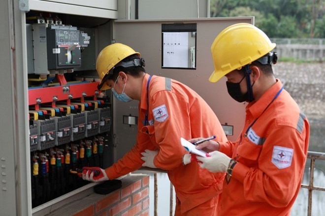 Khẩn trương xem xét phương án giảm thuế tiêu thụ đặc biệt với xăng về 0% và giảm giá điện - Ảnh 1