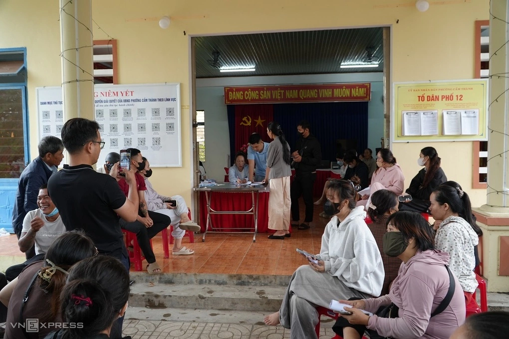Khoảng 10h15, nhiều người không đồng ý với mức bồi thường của bánh mì Bà Được. Ảnh: Phạm Linh
