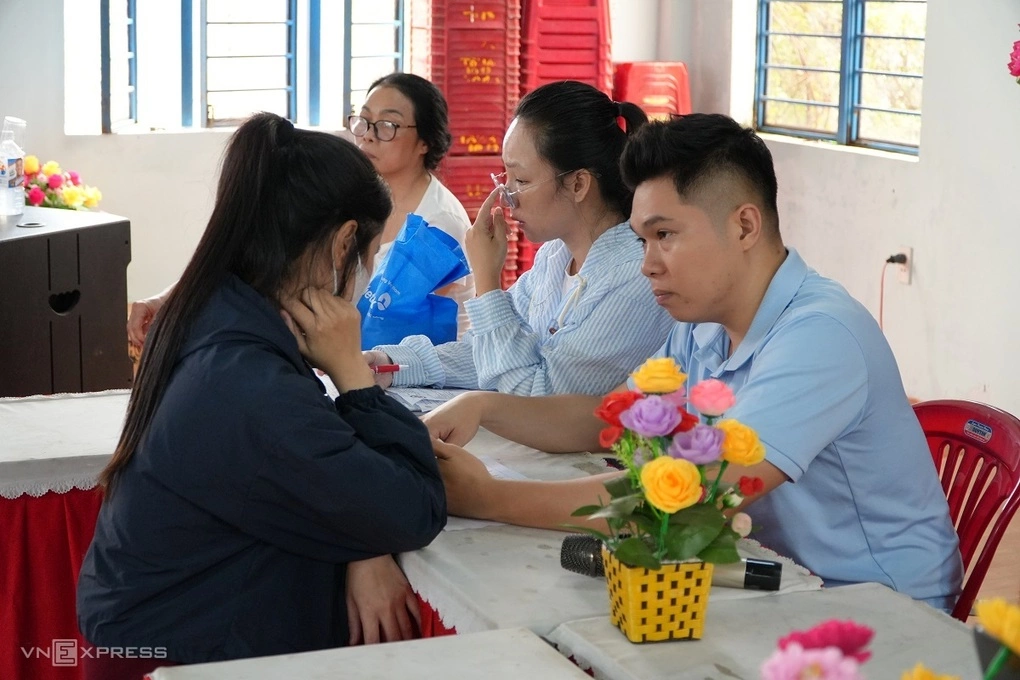 Con trai bà Thúy, chủ cơ sở bánh mì Bà Được thỏa thuận với từng khách hàng và bồi thường theo mức đô thiệt hại. Ảnh: Phạm Linh