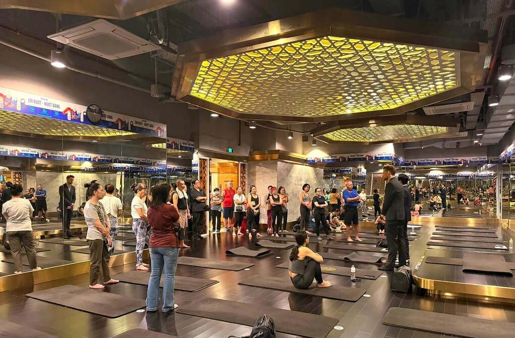Ban lãnh đạo California Fitness & Yoga gặp gỡ, trao đổi với hội viên tại một phòng tập của hệ thống hôm 21/10, trước khi hệ thống này đóng thêm điểm tập. Ảnh: California Fitness & Yoga