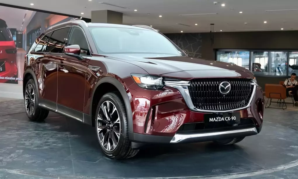 CX-90 cấu hình PHEV tại một đại lý ở TP HCM. Ảnh: Hồ Tân