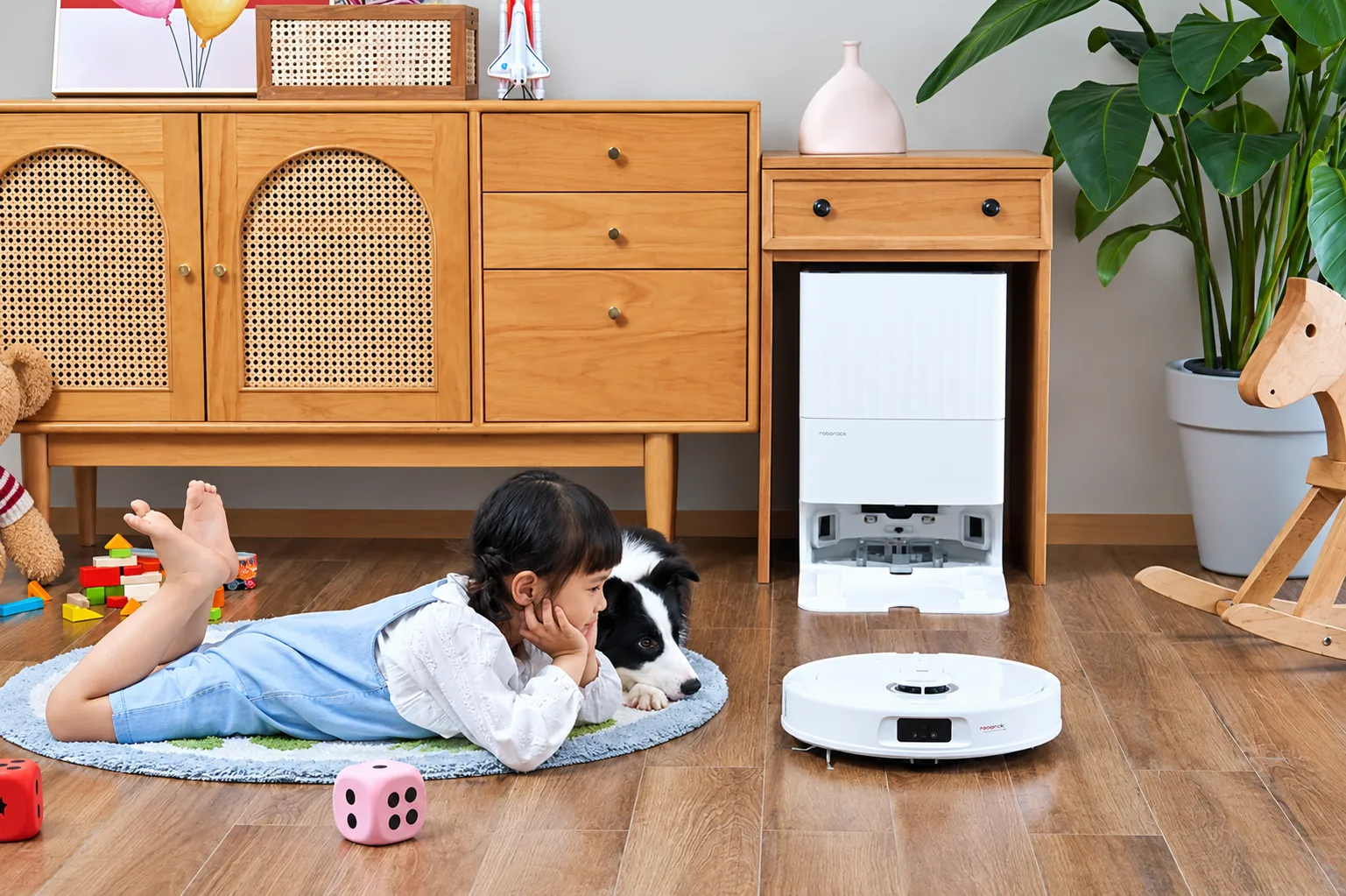 Khi chọn robot hút bụi, bạn nên quan tâm đến lực hút, chổi chống rối, chống vật cản,... be-gai-va-chu-cho-kham-pha-robot-hut-bui-1547