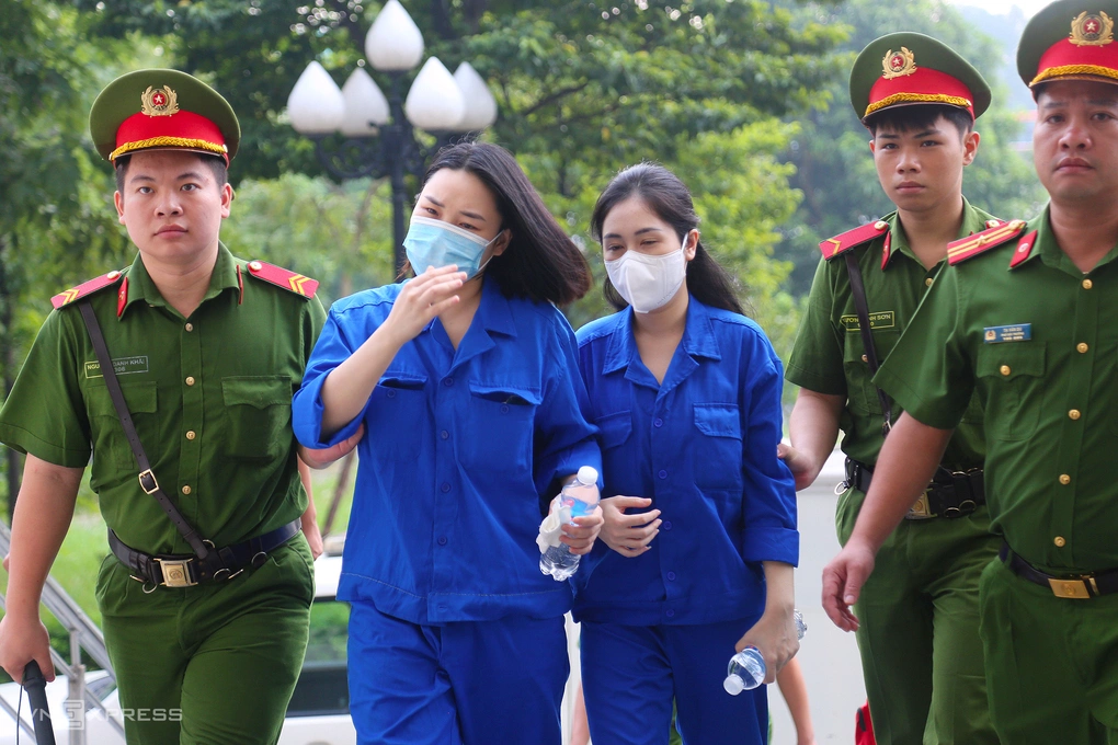 Một số bị cáo bị dẫn giải tới tòa. Ảnh: Thế Bằng
