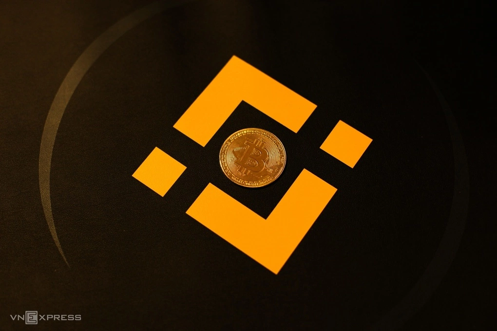 Logo Binance với đồng xu biểu tượng Bitcoin. Ảnh: Khương Nha