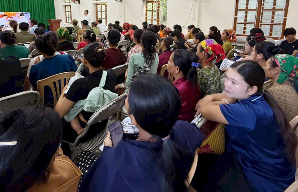 Một buổi tuyển dụng của doanh nghiệp phái cử ở vùng nông thôn, chủ yếu người cao tuổi, phụ nữ trung niên đến nghe. Ảnh: Văn Trọng