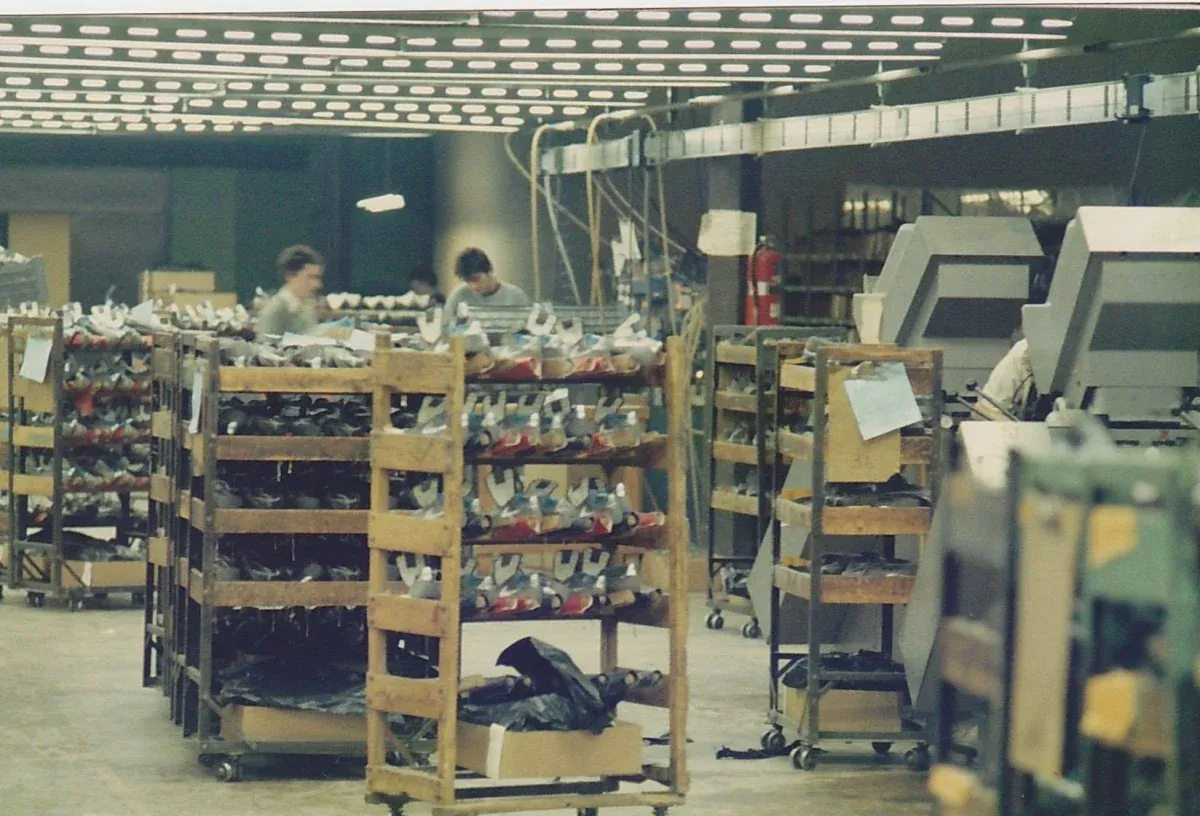 Nhà máy sản xuất giày Nike những năm 1980 354957_7-cach-lam-marketing-cua-nike_1792730165-1050
